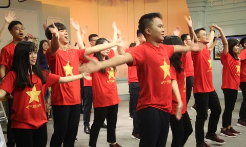 Đoàn thanh niên tiêu biểu Việt Nam `gây sốt` với ca khúc tự sáng tác